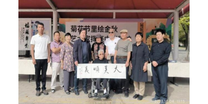 順義鮮花港舉辦了“菊花節里繪金秋”筆會