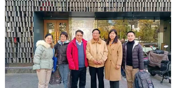 前輩豐功光史冊   后昆佳績譜新篇