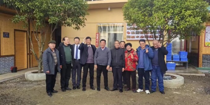 當年友誼刻青山  半世流光未改顏