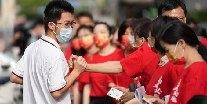 多勤豐果為天道  俯視方知海浪平