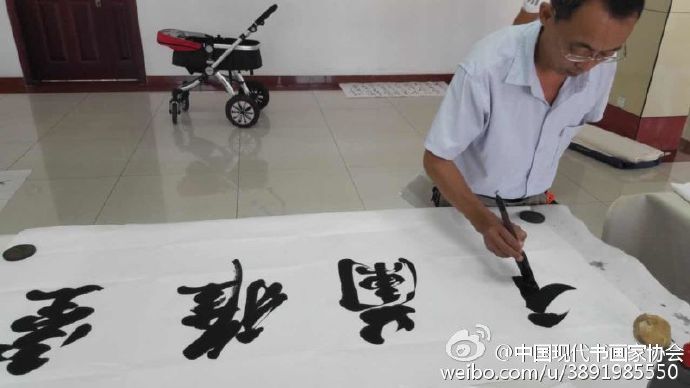 中國現代書畫家協會會長趙樹樸攜同著名書畫家應邀青陽寶泰公司